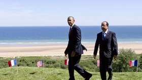 Barack Obama v doprovodu francouzského prezidenta u normandských pláží