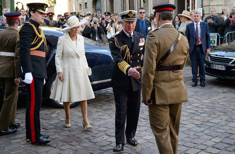 Princ Charles dorazil do Francie také. Společně s manželkou Camillou