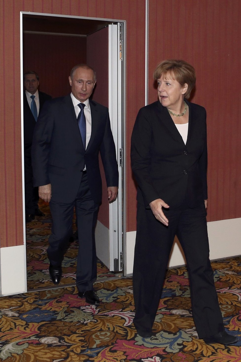 Vladimir Putin následuje Angelu Merkel k jednacímu stolu
