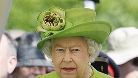 Britská královna Alžběta II. oblékla ve výročí Dne D jasně zelený kostýmek