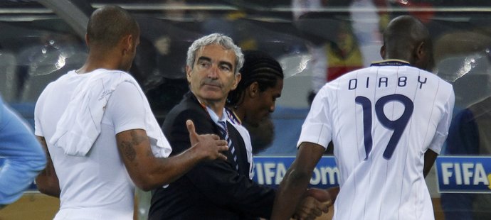 Raymond Domenech, trenér Francie, se svými svěřenci Henrym a Diabym.