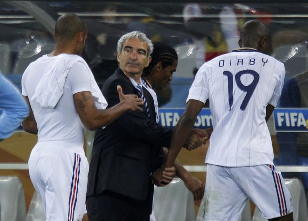 Raymond Domenech, trenér Francie, se svými svěřenci Henrym a Diabym. Raymond Domenech, trenér Francie, se svými svěřenci Henrym a Diabym.