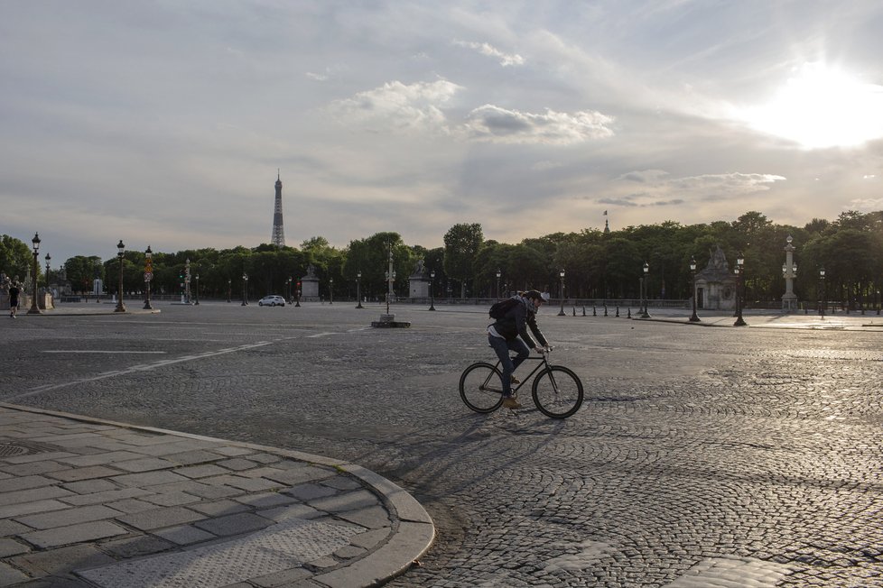 Francie chce motivovat občany, aby místo auty jezdili po pandemii na kolech.