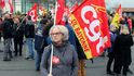 Silniční, železniční ale i leteckou dopravu ve Francii ochromují protesty proti penzijní reformě a proti záměru vlády zvýšit daň z pohonných hmot.