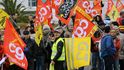 Silniční, železniční ale i leteckou dopravu ve Francii ochromují protesty proti penzijní reformě a proti záměru vlády zvýšit daň z pohonných hmot.