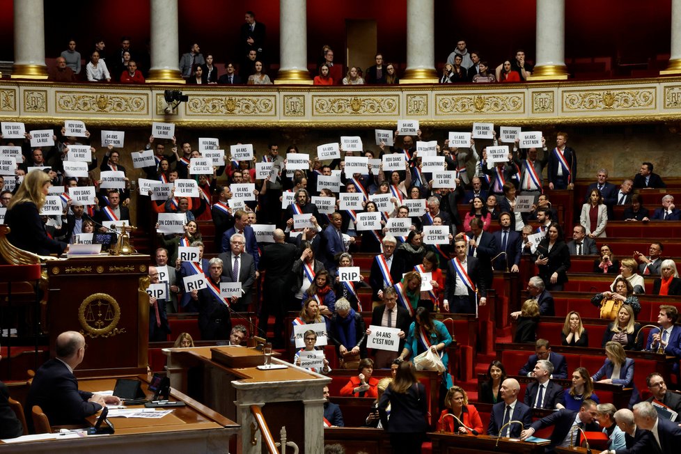 Důchodová reforma ve Francii: Macronova vláda přežila hlasování o nedůvěře.