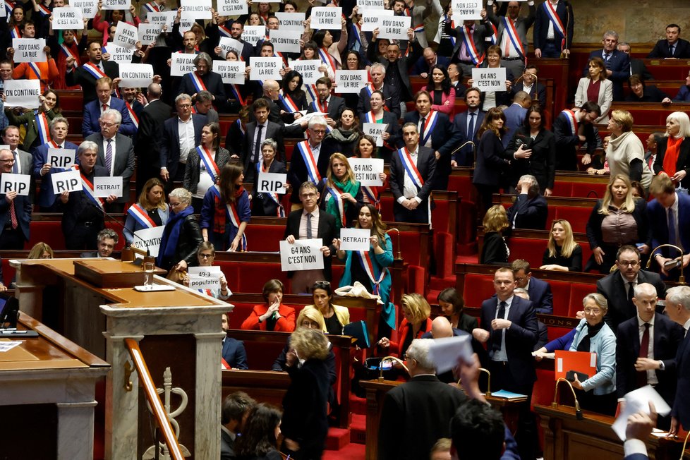 Důchodová reforma ve Francii: Macronova vláda přežila hlasování o nedůvěře.