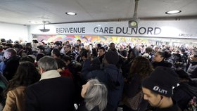 Kvůli důchodové reformě ve Francii protestovala v Paříži řada strojvedoucích, problémy zaznamenalo i metro