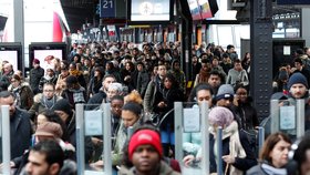Ve Francii pokračují protesty kvůli reformě důchodů, přináší to problémy v dopravě a komplikace pro cestující.