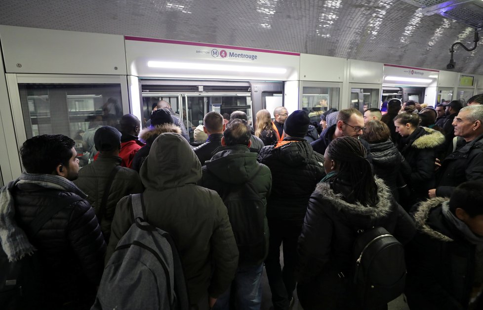 Kvůli důchodové reformě ve Francii protestovala v Paříži řada strojvedoucích, problémy zaznamenalo i metro