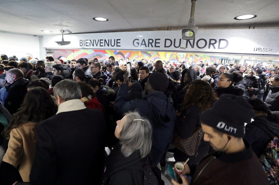 Kvůli důchodové reformě ve Francii protestovala v Paříži řada strojvedoucích, problémy zaznamenalo i metro