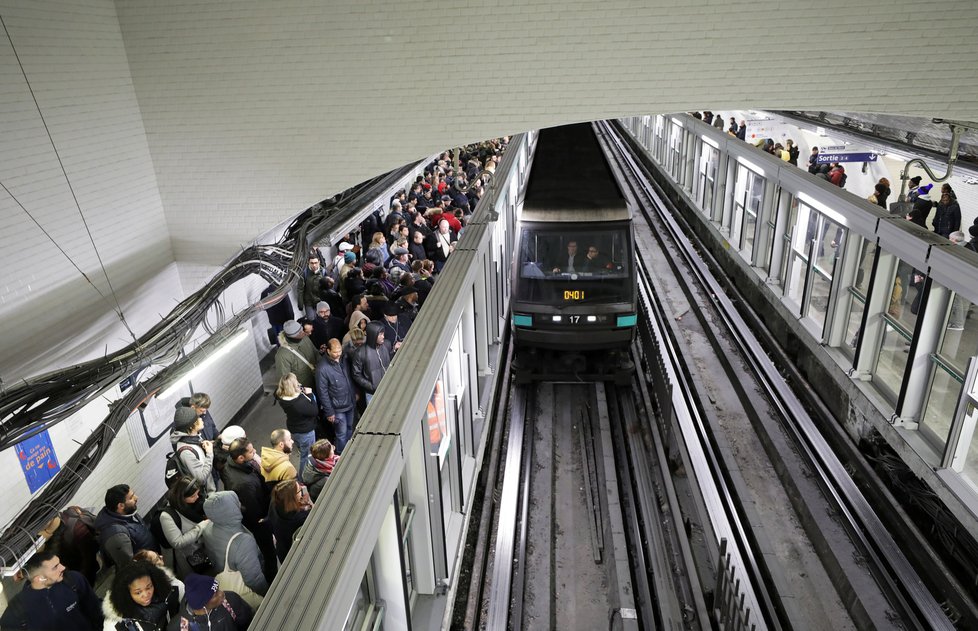 Kvůli důchodové reformě ve Francii protestovala v Paříži řada strojvedoucích, problémy zaznamenalo i metro