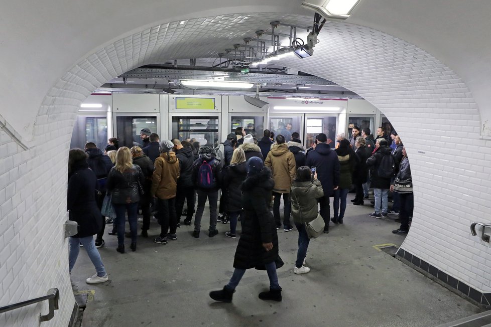 Kvůli důchodové reformě ve Francii protestovala v Paříži řada strojvedoucích, problémy zaznamenalo i metro