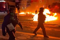 Důchodová reforma rozvášnila davy: Ohně v ulicích, slzný plyn, střety i nadávky Macronovi