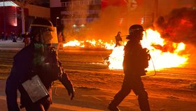 Důchodová reforma rozvášnila davy: Ohně v ulicích, slzný plyn, střety i nadávky Macronovi