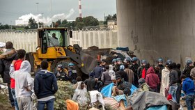 Francouzi po částech demolují džungli v Calais.