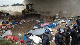 Francouzi po částech demolují „džungli“ v Calais.