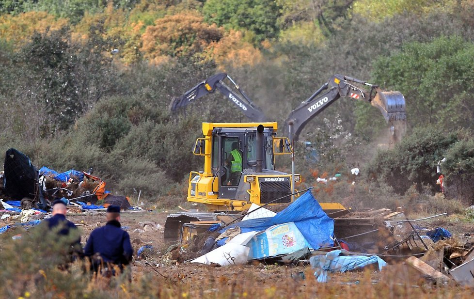 Francouzi po částech demolují uprchlickou Džungli v Calais.