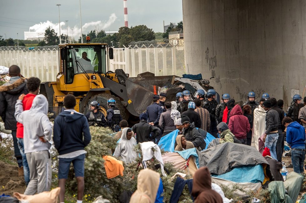 Francouzi po částech demolují uprchlickou Džungli v Calais.