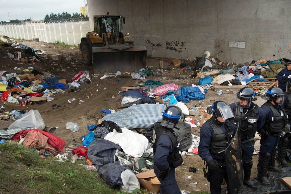 Francouzi po částech demolují „džungli“ v Calais.