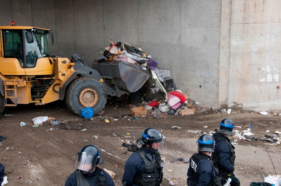 Francouzi po částech demolují uprchlickou Džungli v Calais.