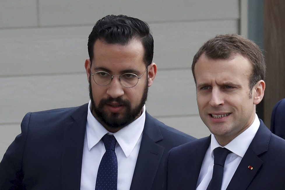 Prezident Francie Emmanuel Macron a jeho bodyguard Alexandre Benalla