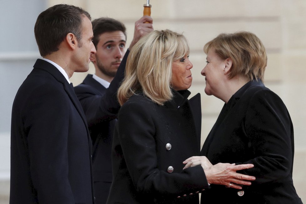 Francouzský prezident Emmanuel Macron s manželkou Brigitte vítají německou kancléřku Angelu Merkelovou.