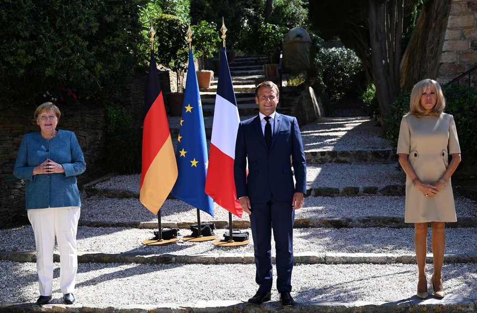 Francouzský prezident Emmanuel Macron s manželkou Brigitte během setkání s německou kancléřkou Merkelovou.