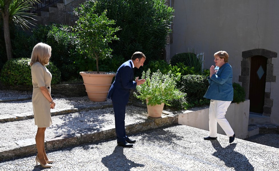 Francouzský prezident Emmanuel Macron s manželkou Brigitte během setkání s německou kancléřkou Merkelovou.