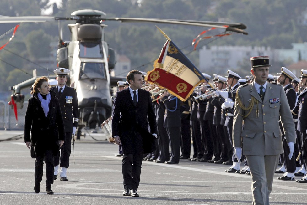 Francouzský prezident Emmanuel Macron a ministryně obrany Florence Parlyová