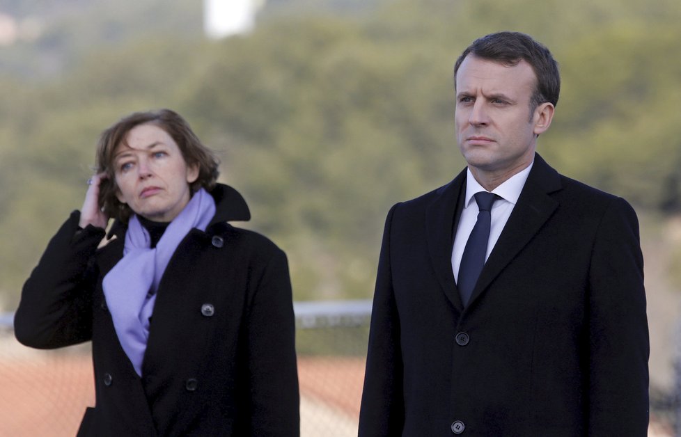 Francouzský prezident Emmanuel Macron a ministryně obrany Florence Parlyová