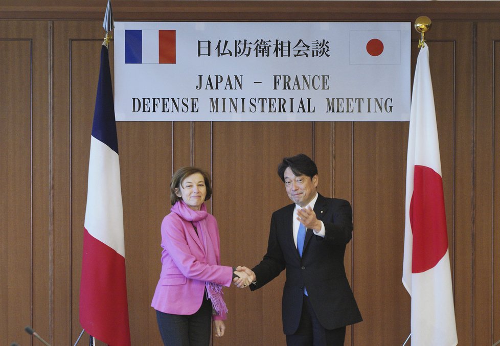 Ministryně obrany Florence Parlyová s japonským ministrem obrany