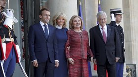 Francouzský prezident Emmanuel Macron s manželkou Brigitte a s chilským prezidentem Sebastiánem Piñerou a jeho ženou Ceciliou.