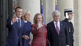 Francouzský prezident Emmanuel Macron s manželkou Brigitte a s chilským prezidentem Sebastiánem Piñerou a jeho ženou Ceciliou.