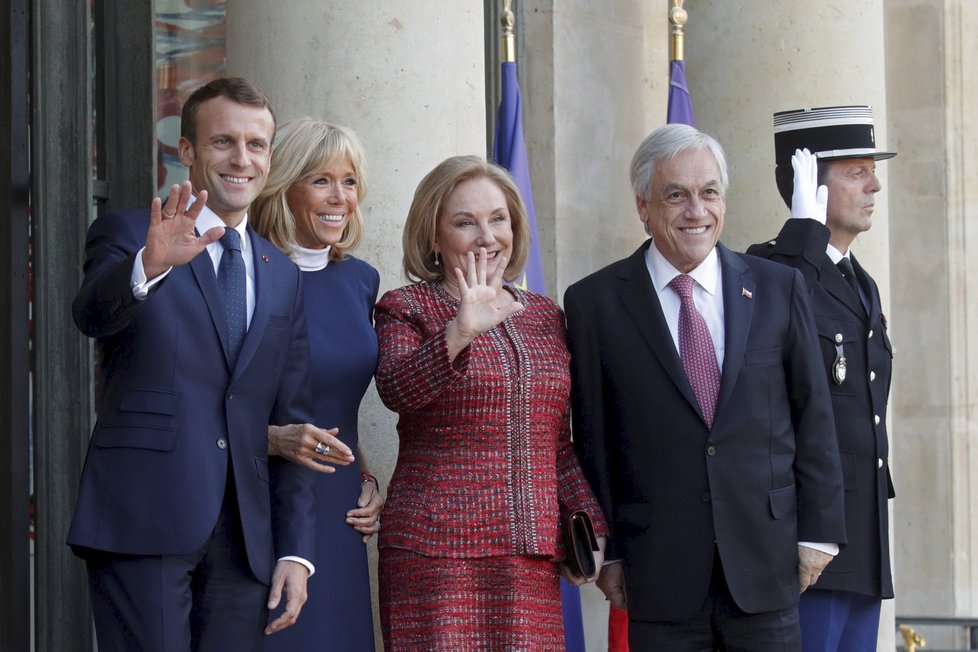 Francouzský prezident Emmanuel Macron s manželkou Brigitte a s chilským prezidentem Sebastiánem Piñerou a jeho ženou Ceciliou.