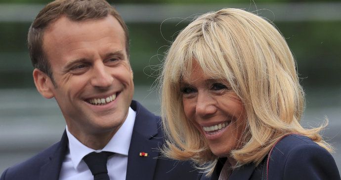 Brigitte Macronová v doprovodu svého muže, francouzského prezidenta Emmanuela Macrona.