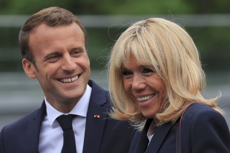 Brigitte Macronová v doprovodu svého muže, francouzského prezidenta Emmanuela Macrona