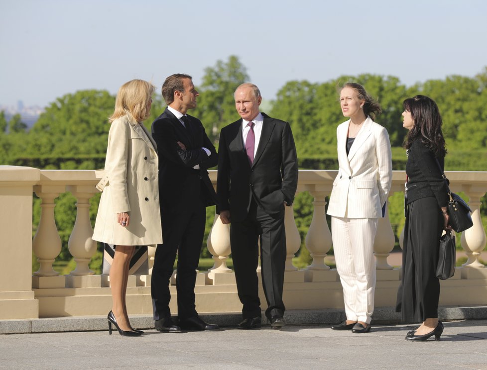 Brigitte Macronová v doprovodu svého muže, francouzského prezidenta Emmanuela Macrona a ruského prezidenta Vladimira Putina.