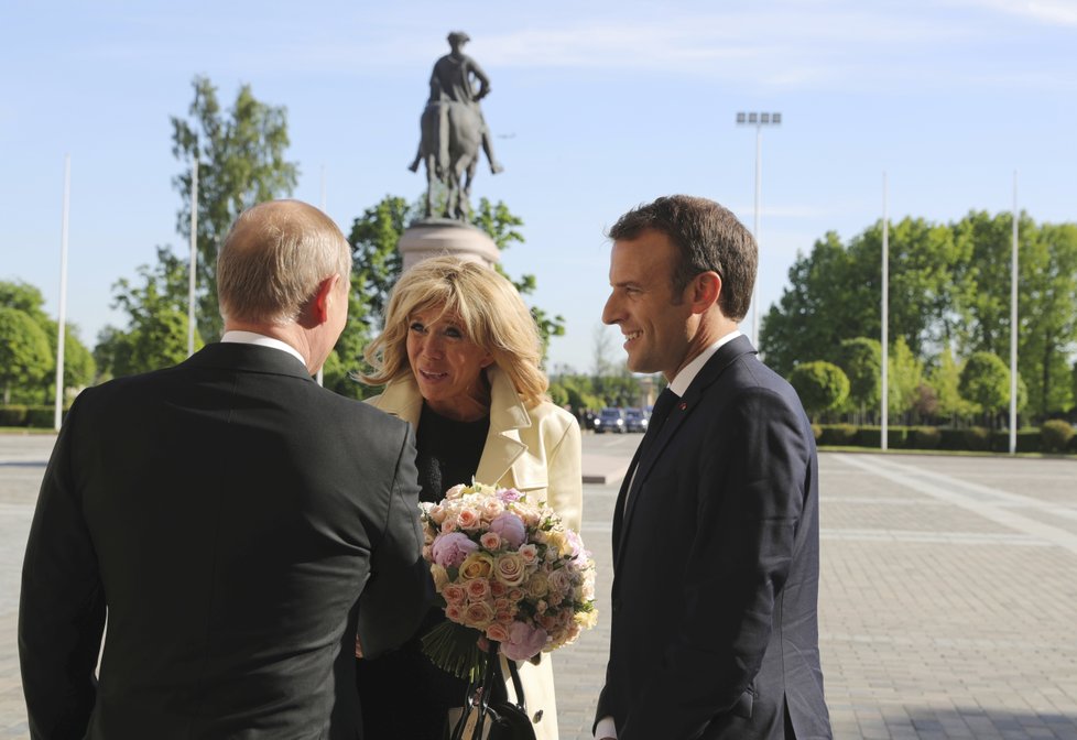 Brigitte Macronová v doprovodu svého muže, francouzského prezidenta Emmanuela Macrona a ruského prezidenta Vladimira Putina.