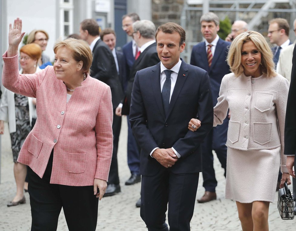 Brigitte Macronová v doprovodu svého muže, francouzského prezidenta Emmanuela Macrona a německé kancléřky Angely Merkelové.
