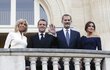 Francouzský prezident Emmanuel Macron s manželkou Brigitte a španělským králem Felipem a královnou Letizií. Francouzský prezident Emmanuel Macron s manželkou Brigitte a španělským králem Felipem a královnou Letizií.