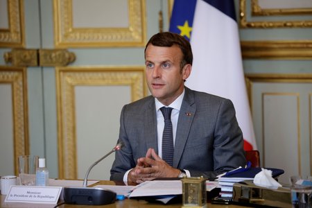 Prezident Macron nosí dva snubní prsteny.