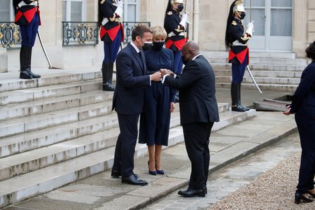 Macronovi hostili africké lídry během summitu věnovanému ekonomické podpoře afrických států.