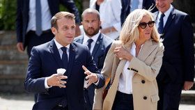 Prezident Emmanuel Macron (42) s manželkou Brigitte (66) u voleb, (28.06.2020).