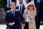 Prezident Emmanuel Macron (42) s manželkou Brigitte (66) u voleb, (28.06.2020).