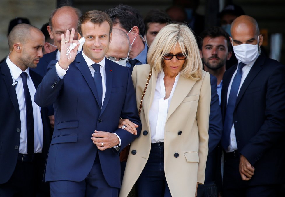 Prezident Emmanuel Macron (42) s manželkou Brigitte (66) u voleb (28. 06. 2020)