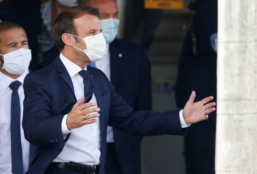 Prezident Emmanuel Macron (42) s manželkou Brigitte (66) u voleb (28.06.2020)