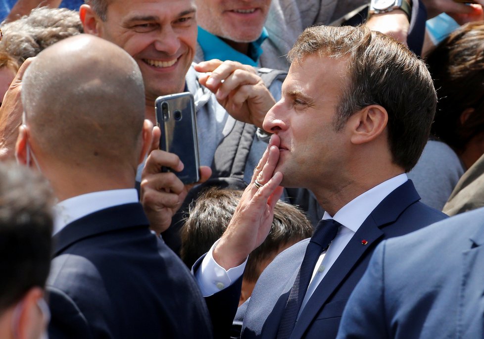 Prezident Emmanuel Macron (42) s manželkou Brigitte (66) u voleb (28.06.2020)