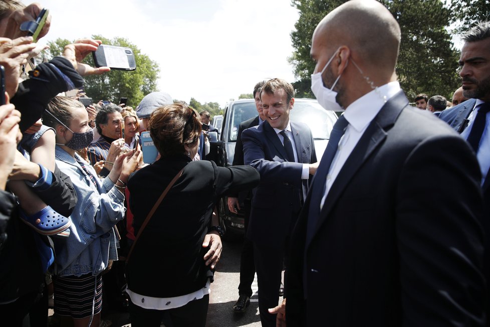 Prezident Emmanuel Macron (42) s manželkou Brigitte (66) u voleb (28.06.2020)