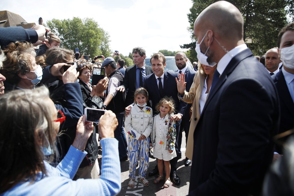 Prezident Emmanuel Macron (42) s manželkou Brigitte (66) u voleb, (28.06.2020).